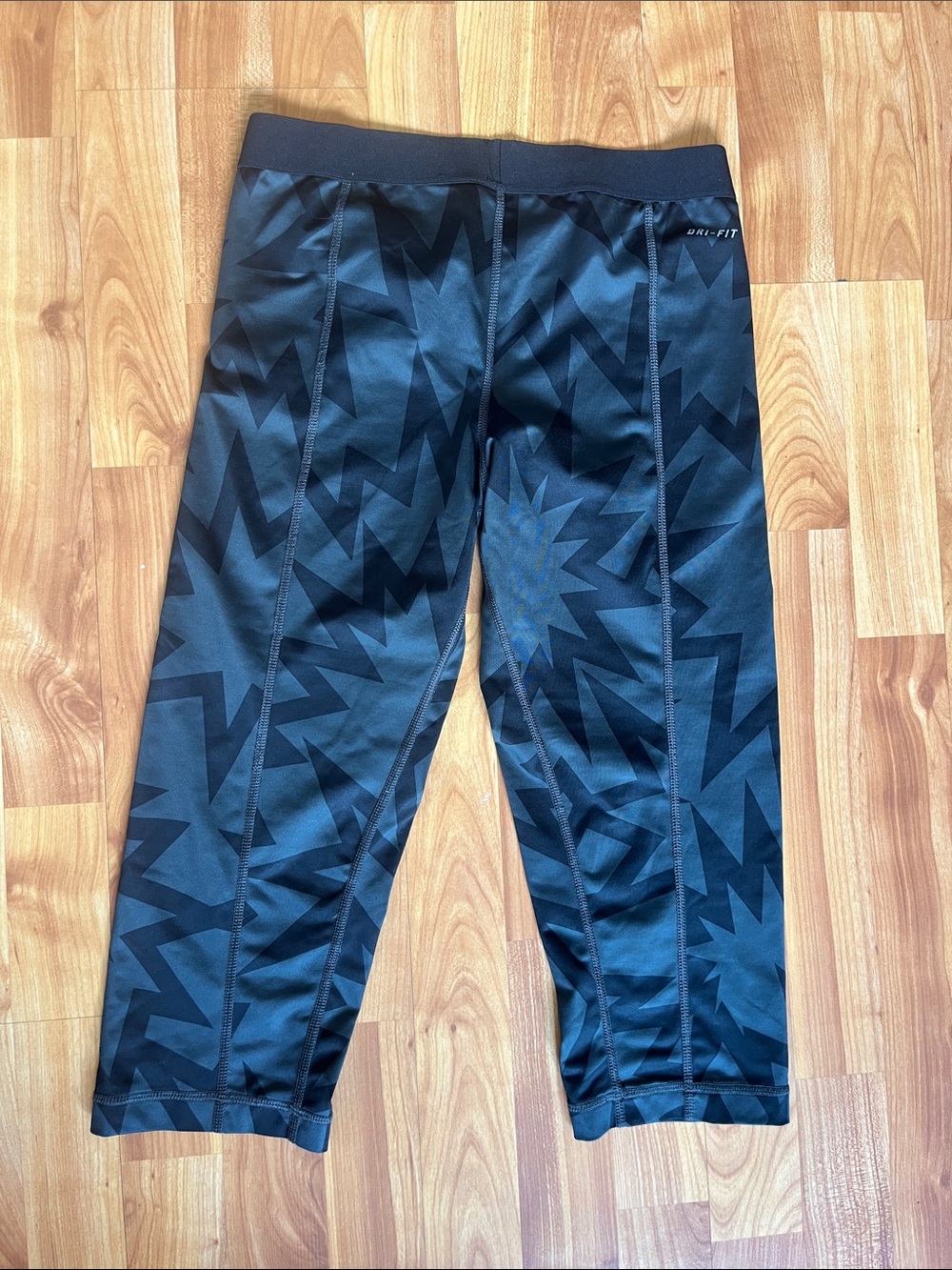 Nike Women’s M Black Geometric Dri-FIT Capri Leggings